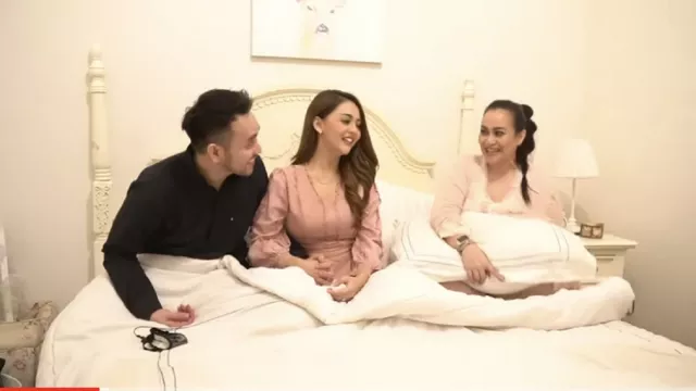 Jenita Janet Curhat Puas Bermain Cinta, Suami Pengin Banget - GenPI.co