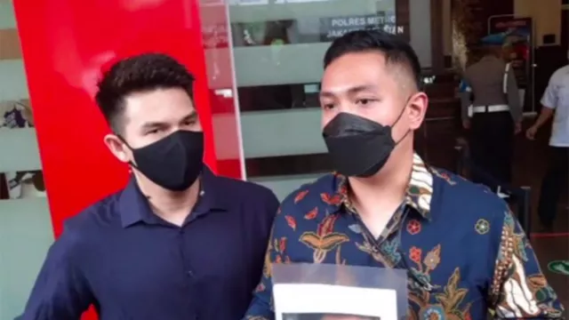 Jonathan Frizzy Masih Serumah dengan Dhena, Alasannya Ternyata.. - GenPI.co