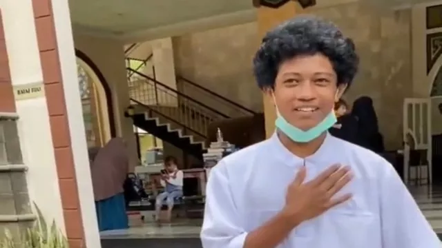 Terkuak Pria Penjaga Sandal Jemaah Masjid yang Viral, Anak Sultan - GenPI.co