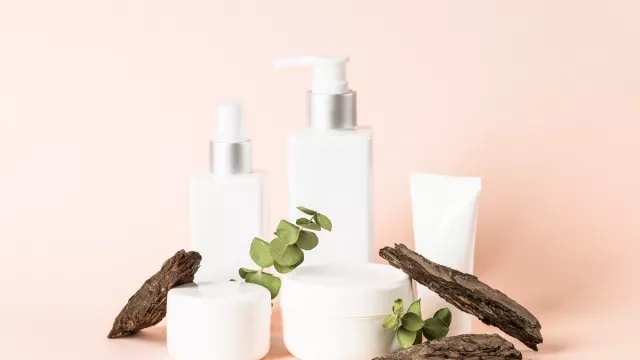 Kulit Cerah, 3 Produk Skincare yang Wajib Dipakai pada Malam Hari - GenPI.co Kulit Cerah, 3 Produk Skincare yang Wajib Dipakai pada Malam Hari - GenPI.co