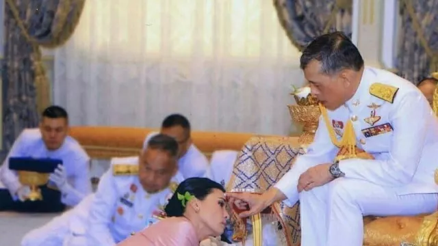 Kontroversi Raja Thailand, Selir Wow Hingga Nyaris Tanpa Busana - GenPI.co