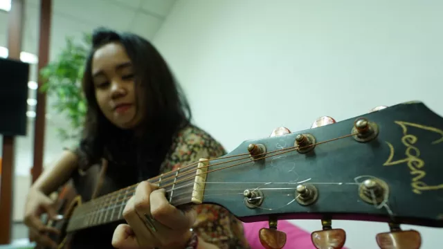 Chord Gitar Menepi Ngatmobilung Gampang Dimainkan, Kuy! - GenPI.co