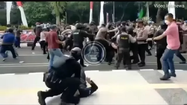 Polisi Banting Mahasiswa, Ketua BEM UNY Angkat Suara, Telak! - GenPI.co