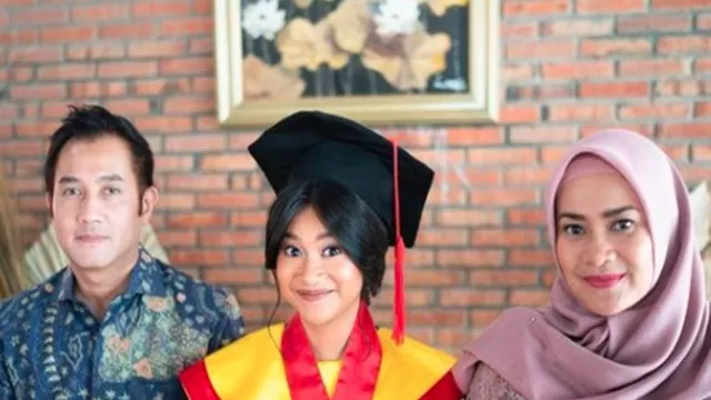 Putri Ikke Nurjanah Cantik Banget, Lulus Cum Laude Bergelar SH - GenPI.co