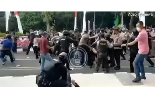 Polisi Banting Pendemo, ISESS Bongkar Motifnya - GenPI.co