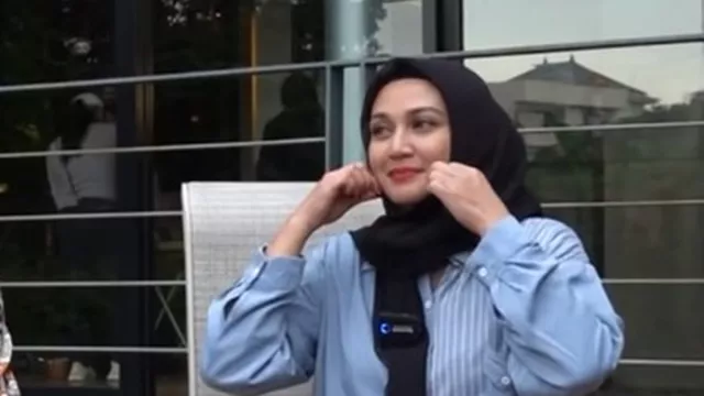 Anak Sulung Dina Lorenza Telah Dewasa dan Kini Mahasiswi - GenPI.co