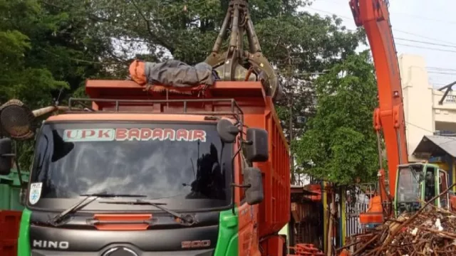 Lihat Nih, Sampah Kiriman di Pintu Air Manggarai Menumpuk - GenPI.co