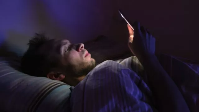 Kebiasaan Tidur Dekat HP Bisa Menimbulkan 3 Masalah Kesehatan - GenPI.co