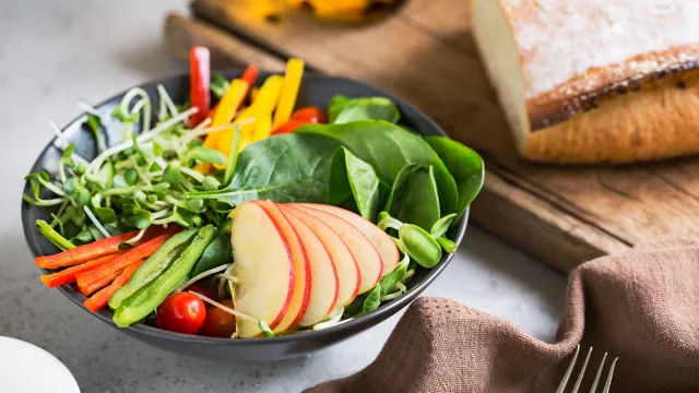 Diet Bisa Sukses dengan Makan Salad Sayur Ditambah 3 Bahan Alami - GenPI.co