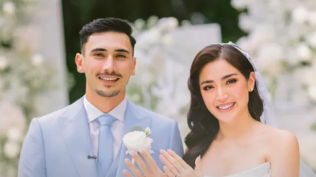 Resmi Menikah, Gaun Pengantin Jessica Iskandar Unik Banget! - GenPI.co