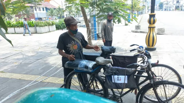Meski Penghasilan Sulit, Ojek Sepeda Ontel : Nafkah Yang Penting! - GenPI.co