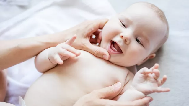 3 Teknik Membersihkan Mulut Bayi Sebelum Gigi Pertama Tumbuh - GenPI.co