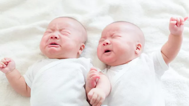 Orang Tua Tidak Lagi Repot, 3 Cara Sederhana Merawat Bayi Kembar - GenPI.co