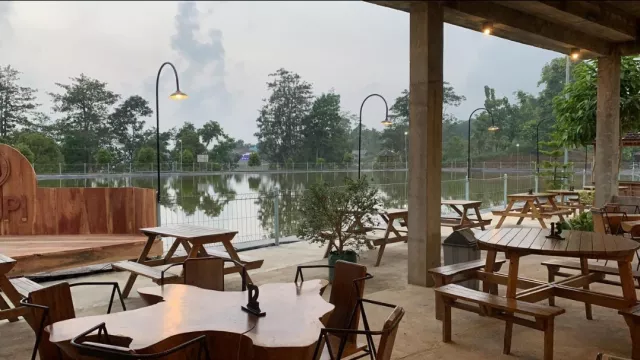 Cafe Outdoor dengan Pemandangan Embung Mini Jrahi, Buruan Coba - GenPI.co