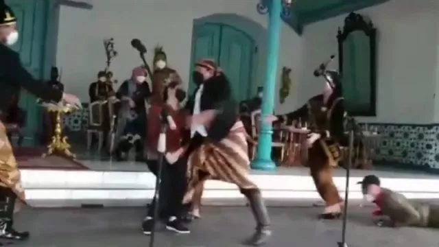 Wamenparekraf Angela Tanoesoedibjo Pingsan di Keraton Solo, Panik - GenPI.co Wamenparekraf Angela Tanoesoedibjo Pingsan di Keraton Solo, Panik - GenPI.co