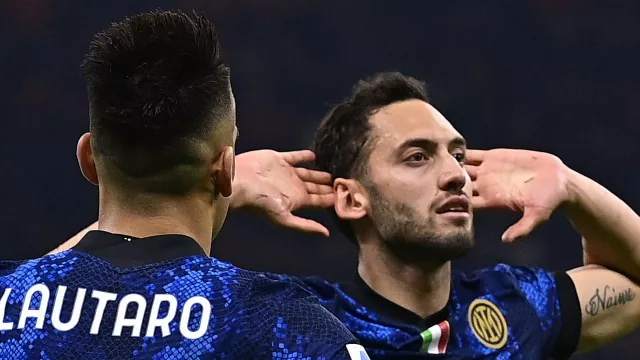 Ditahan Inter, Pelatih AC Milan Langsung Menghampiri Calhanoglu - GenPI.co