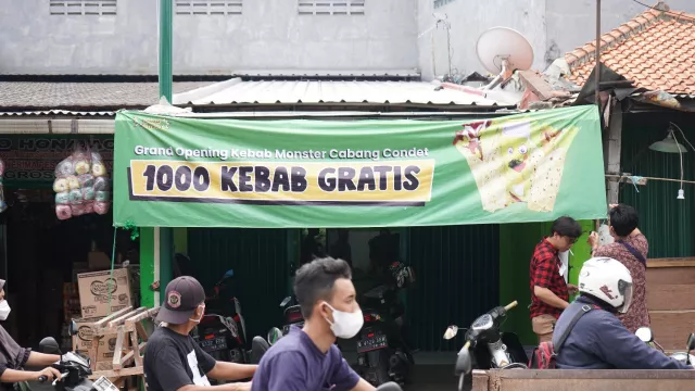 Di Jakarta Timur Ada Jajanan Kebab Monster, Harganya Murah Banget - GenPI.co