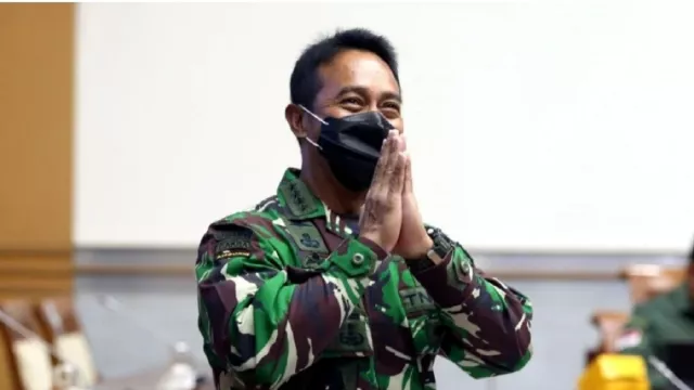 Luhut Pandjaitan Beri Tugas Berat ke Panglima TNI Andika Perkasa - GenPI.co