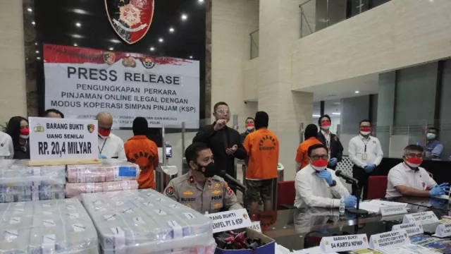 Polisi Ringkus Bos Pinjol Ilegal Hendak Kabur ke Turki - GenPI.co Polisi Ringkus Bos Pinjol Ilegal Hendak Kabur ke Turki - GenPI.co