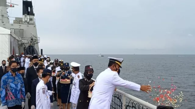 Peringati Hari Pahlawan, Kemensos Tabur Bunga di Laut Jakarta - GenPI.co