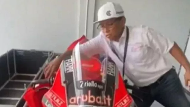 Tim Ducati Ngamuk, Karyawan Sirkuit Mandalika Unboxing Motornya - GenPI.co