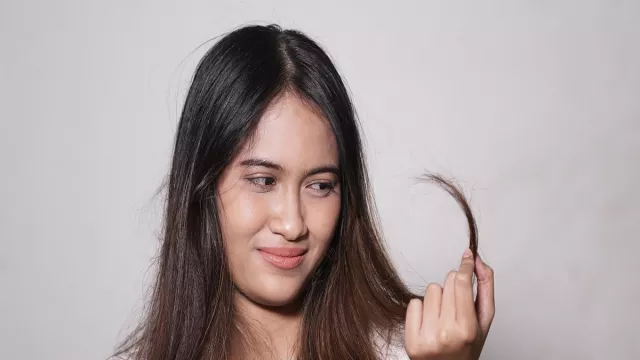 Rambut sering Megar Usai Bangun Tidur, Serum Ini Ampuh Meluruskan - GenPI.co