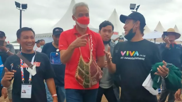 Gestur Politik Ganjar Pranowo Paten Pol, Masyarakat Happy   - GenPI.co