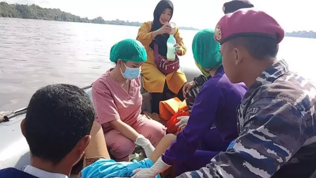 Aksi Bidan Ini Heroik, Bantu Ibu Melahirkan di Perahu Karet - GenPI.co