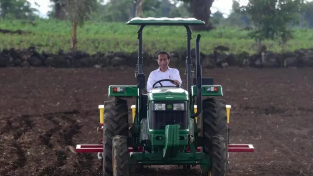 Momen Unik Presiden Jokowi Tanam Jagung Pakai Traktor, Lihat Nih! - GenPI.co