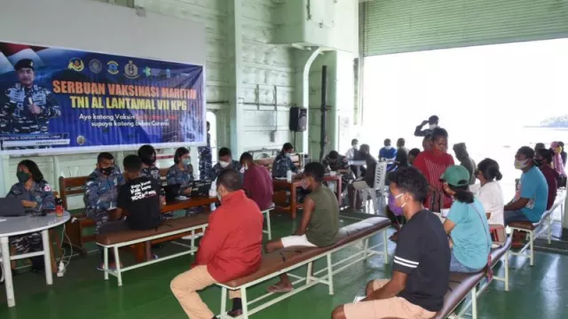 Kapal TNI Lepas Sauh di Alor, Masyarakat Dapat Serbuan Vaksinasi - GenPI.co