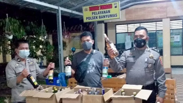 Terjaring Razia, Puluhan Botol Miras Disita Kepolisian Banyumas - GenPI.co