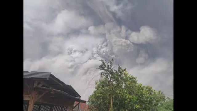 Gunung Semeru Meletus, Banyak Warga Terjebak di Rumah - GenPI.co