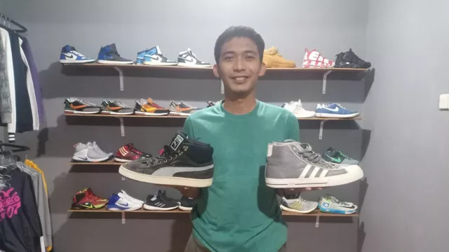 Izhar Bisnis Sepatu Bekas, Keuntungannya Boleh Juga - GenPI.co