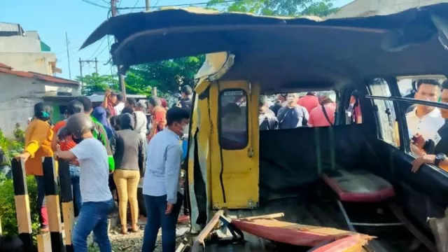 Kereta Api Tabrak Angkot di Medan, 4 Meninggal, 6 Terluka - GenPI.co