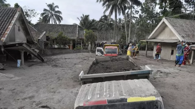 Letusan Gunung Semeru, Jenazah Ibu dan Anak Ditemukan Berpelukan - GenPI.co