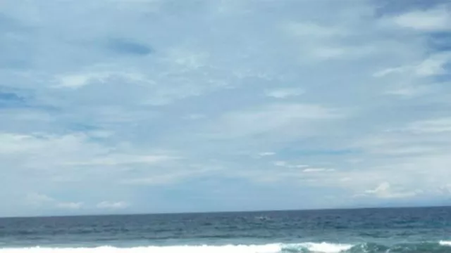 Pantai Selong Belanak Diterjang Air Laut Pasang, Warga Mengungsi - GenPI.co