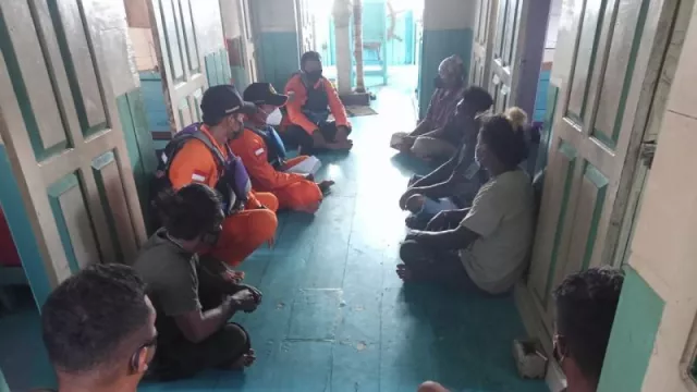 Detik-detik Aksi Penyelamatan Tim SAR di Perairan Flores Timur - GenPI.co