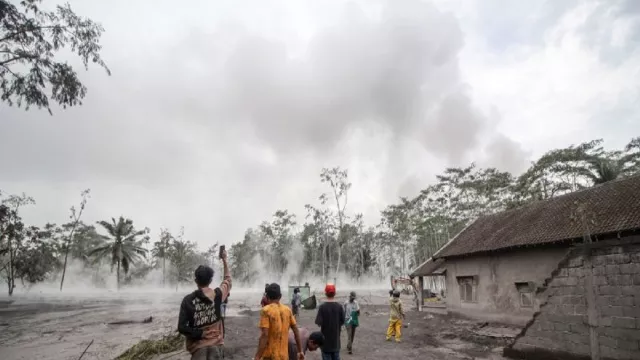 Cuaca Buruk, Basarnas Tunda Cari 27 Korban Hilang Erupsi Semeru - GenPI.co