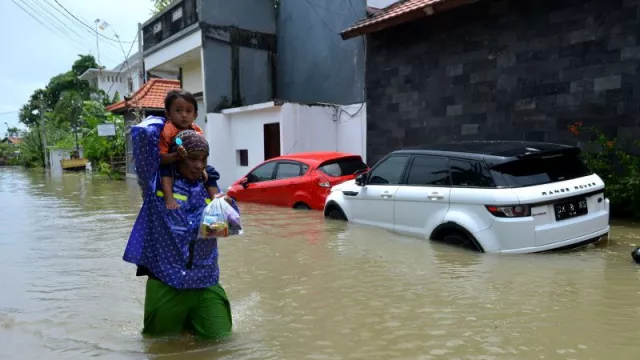 Banjir Kepung Denpasar, Lansia Terjebak dan Mobil Hanyut - GenPI.co