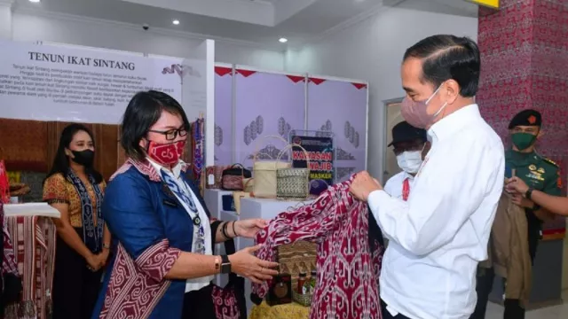 Jokowi Beli Jaket Motif Khas Dayak - GenPI.co