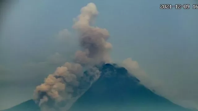 Gunung Merapi Luncurkan Awan Panas 2500 M, Mohon Doanya! - GenPI.co