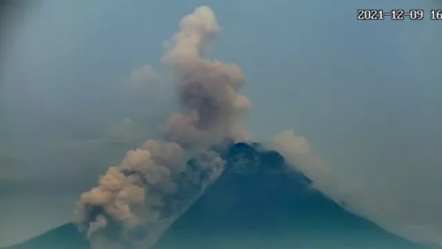 Gunung Merapi Luncurkan Guguran Lava Pijar, Warga Diimbau Waspada - GenPI.co