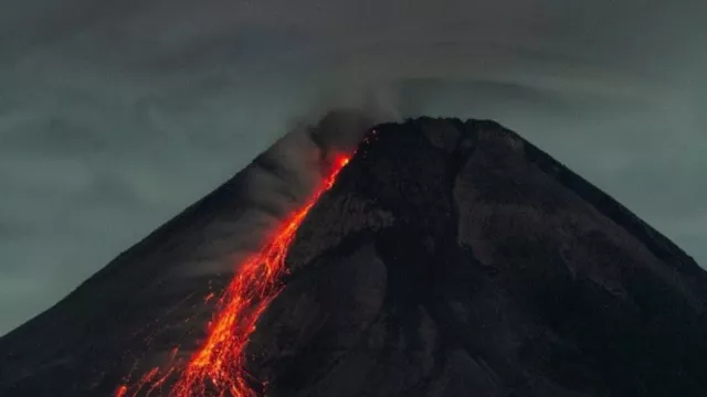 Gunung Merapi Kembali Semburkan Awan Panas, Lihat Kondisi Terkini - GenPI.co