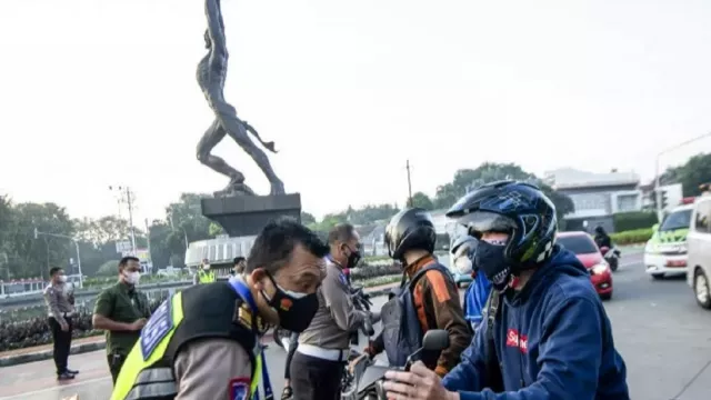Omicron Terdeteksi di Indonesia, Pemerintah Perlu Perketat PPKM? - GenPI.co