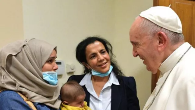 Ketika Pengungsi Muslim Memberi Kejutan ke Paus Fransiskus - GenPI.co