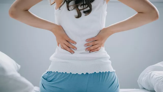 3 Cara Ampuh Mencegah Sakit Pinggang Saat Menstruasi - GenPI.co
