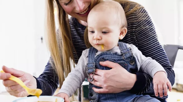 3 Syarat Penting Pemberian MPASI Bagi si Kecil, Catat Moms! - GenPI.co