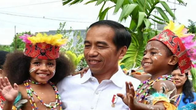 Ribuan Buruh dan Mahasiswa Kepung DPR, Rezim Jokowi Gagal Total - GenPI.co