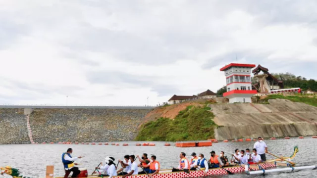 Berputar 15 Menit, Jokowi Asyik Tumpangi Perahu Naga - GenPI.co