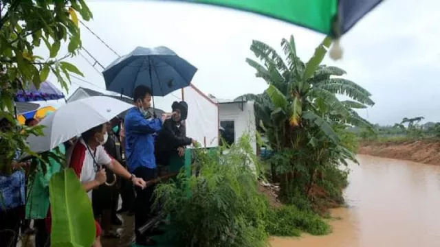 Anak-anak Korban Banjir di Batam, Sekolah hanya Pakai Sandal - GenPI.co